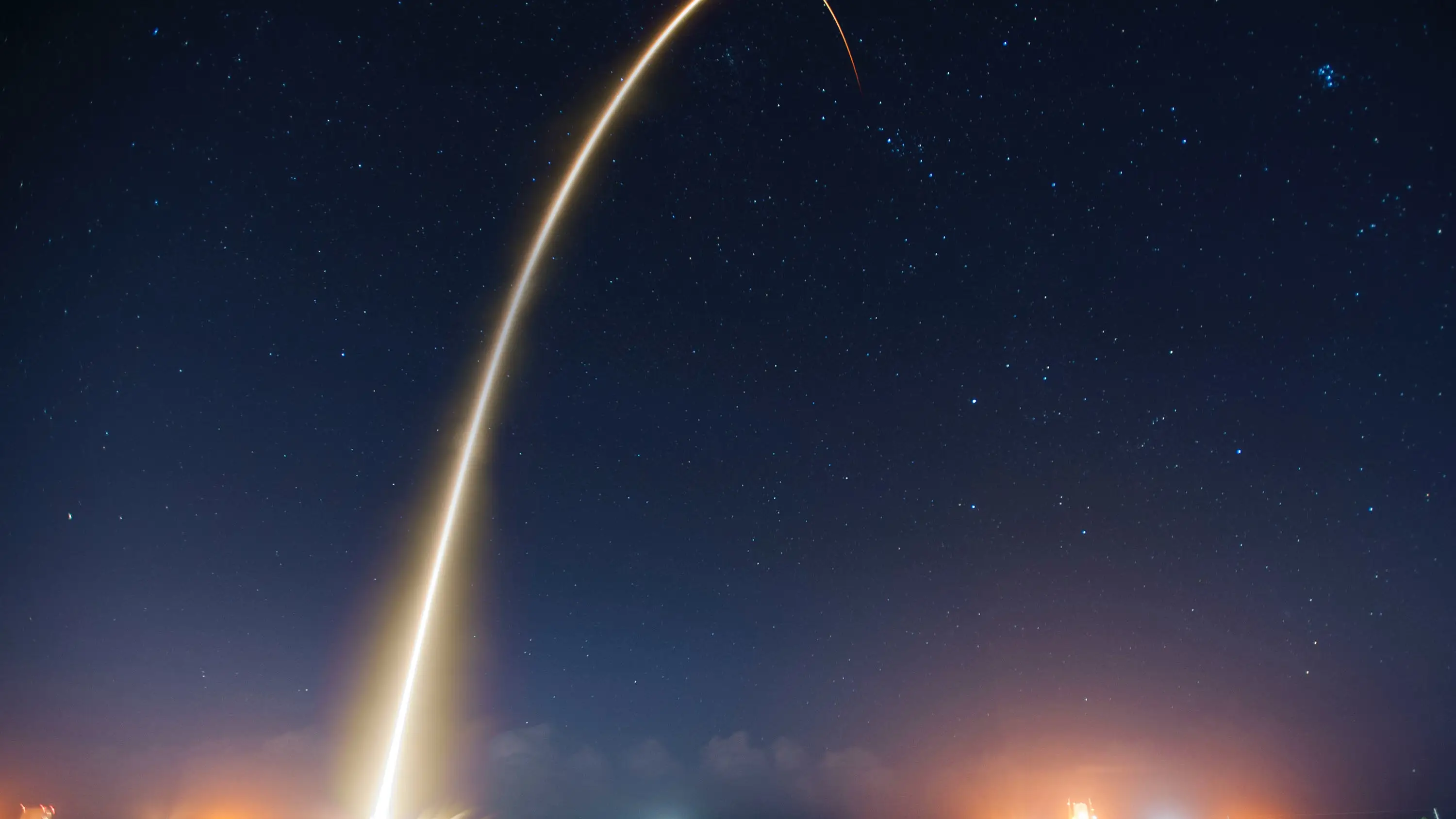 Despegue de cohete espacial 