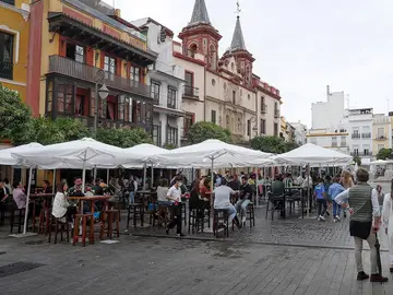 A pesar de la lluvia de las últimas horas, los sevillanos y visitantes llenan los bares del centro de la ciudad el primer dia después del fin del estado de alarma. A pesar de la lluvia de las últimas horas, los sevillanos y visitantes llenan los bares del centro de la ciudad el primer dia después del fin del estado de alarma.