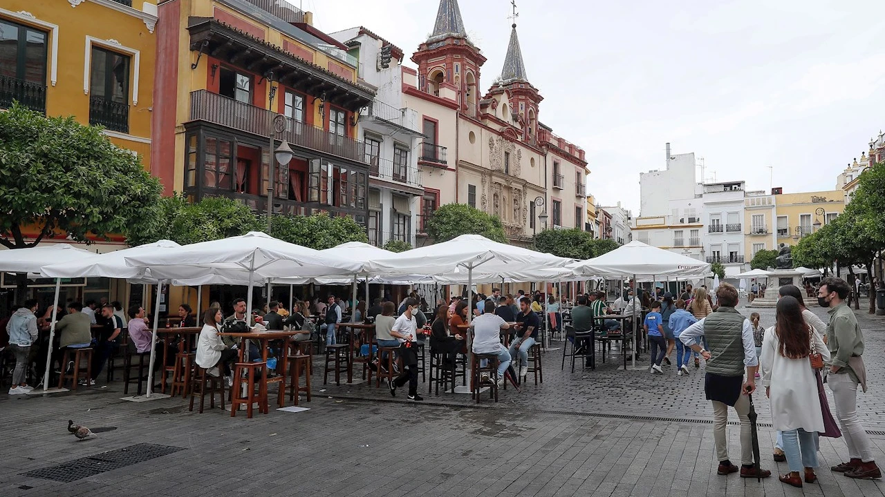 A pesar de la lluvia de las &uacute;ltimas horas, los sevillanos y visitantes llenan los bares del centro de la ciudad el primer dia despu&eacute;s del fin del estado de alarma.
