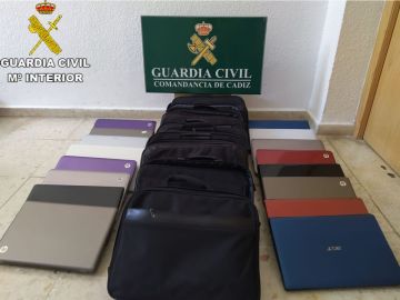 Los maletines investigador por la Guardia Civil de Cádiz. 