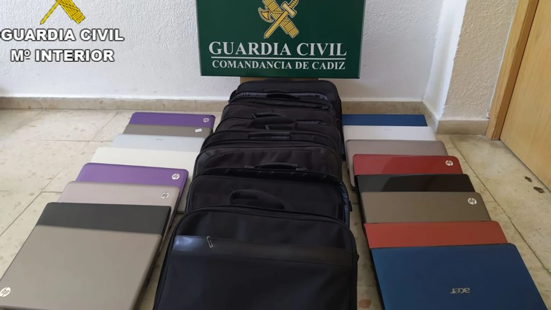 Los maletines investigador por la Guardia Civil de Cádiz. 