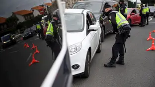 Agentes de la Policía Nacional realizan un control en Cantabria durante el estado de alarma Agentes de la Policía Nacional realizan un control en Cantabria durante el estado de alarma