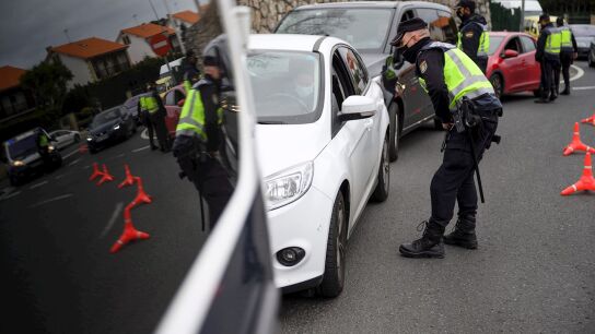 Agentes de la Polic&iacute;a Nacional realizan un control en Cantabria durante el estado de alarma