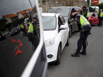 Agentes de la Policía Nacional realizan un control en Cantabria durante el estado de alarma