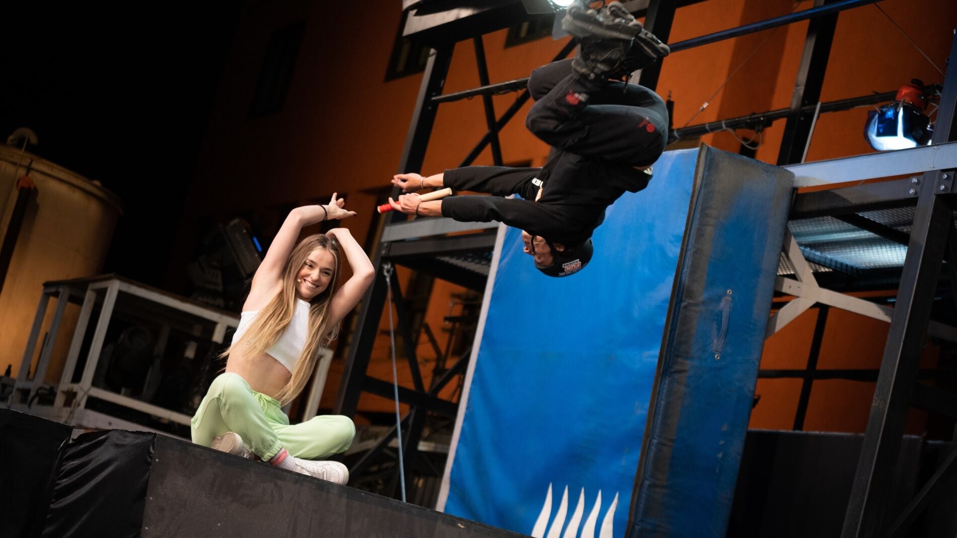 Twin Melody se la juegan en 'El Hormiguero 3.0' con una peligrosa acrobacia en patines