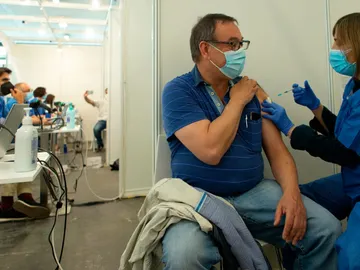 Un hombre recibe la vacuna contra el coronavirus en Cataluña Un hombre recibe la vacuna contra el coronavirus en Cataluña