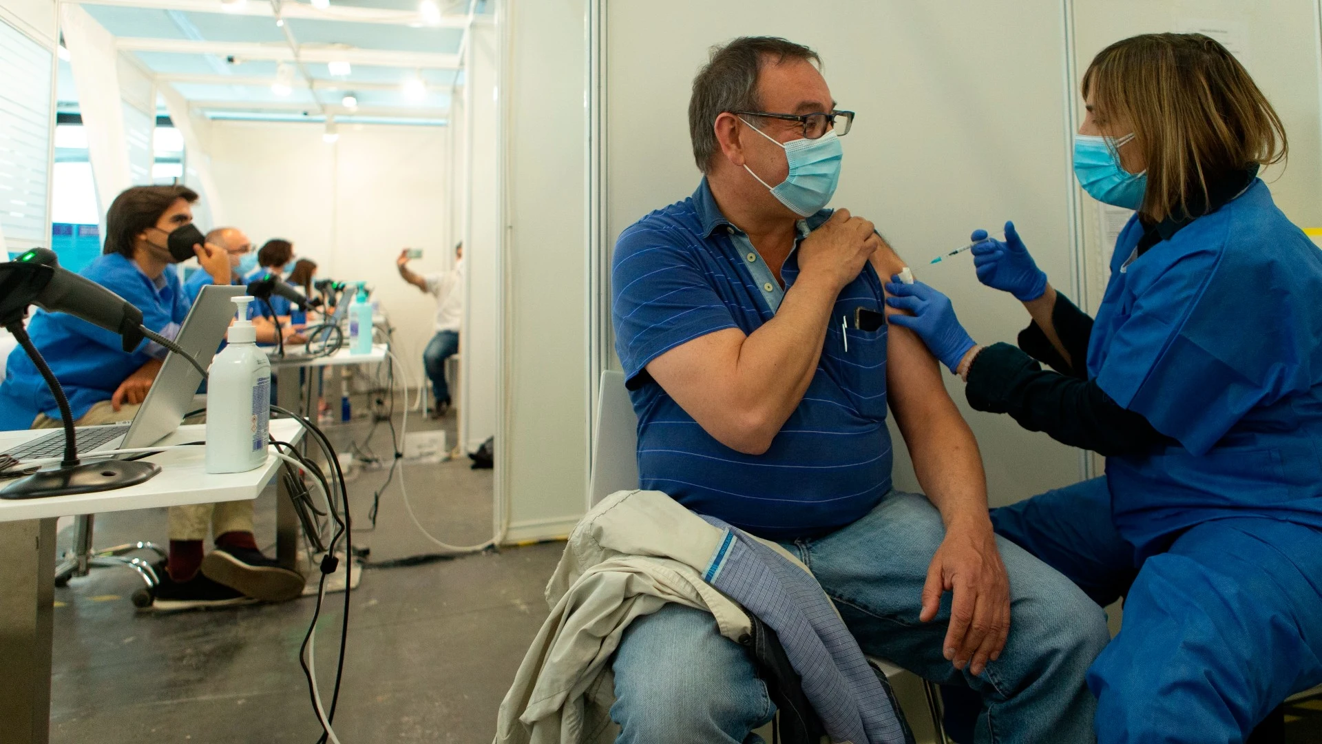 Un hombre recibe la vacuna contra el coronavirus en Cataluña Coronavirus