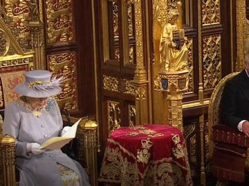 La reina Isabel II, en su discurso ante el Parlamento