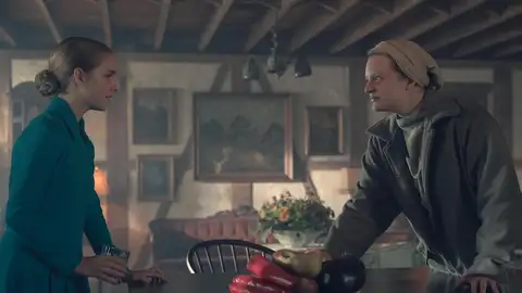 Elizabeth Moss y Mackenna Grace en 'El cuento de la criada' Temporada 4