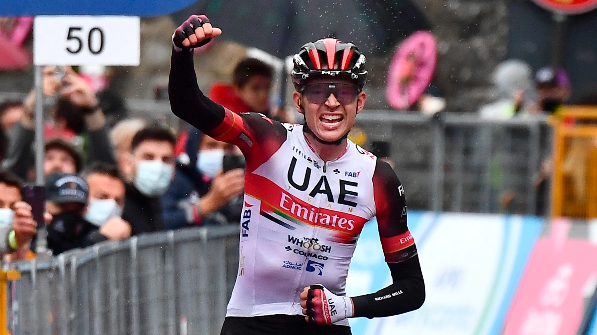 Joe Dombrowski celebra la victoria en la etapa 4 del Giro de Italia
