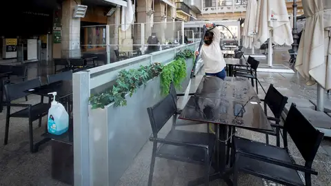 Una terraza de la céntrica Plaza del Castillo de Pamplona, Navarra Una terraza de la céntrica Plaza del Castillo de Pamplona, Navarra