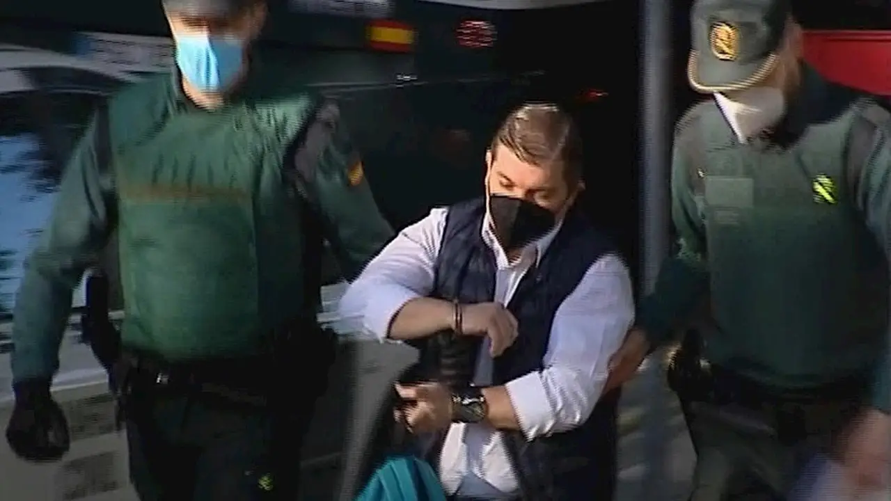 Fotograma de televisión que muestra la llegada de César Román, conocido como el Rey del Cachopo a la Audiencia Provincial de Madrid este lunes durante el comienzo del juicio en el que se le acusa de matar y descuartizar a su novia "con ganas de demostrar su inocencia Fotograma de televisión que muestra la llegada de César Román, conocido como el Rey del Cachopo a la Audiencia Provincial de Madrid este lunes durante el comienzo del juicio en el que se le acusa de matar y descuartizar a su novia "con ganas de demostrar su inocencia