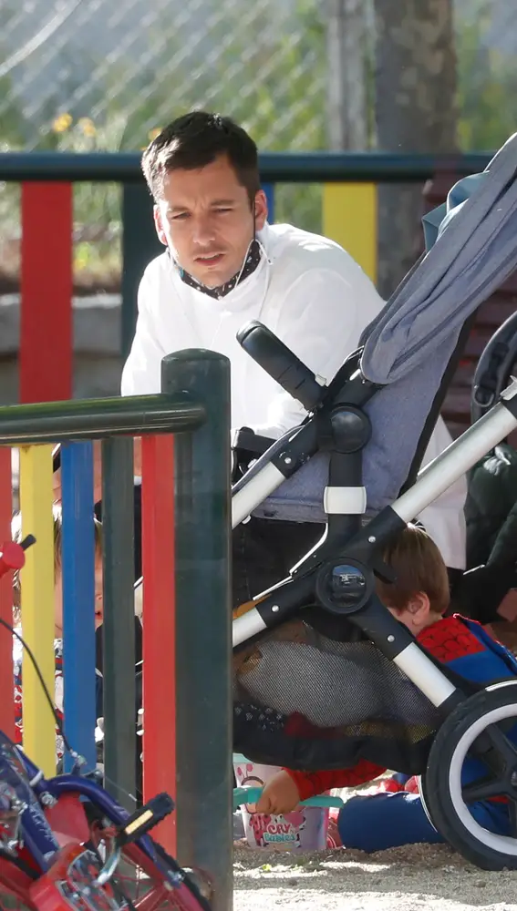 Benji Aparicio, con su hijo en el parque