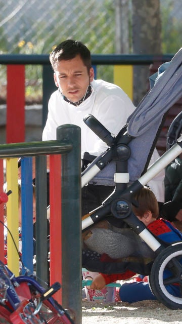Benji Aparicio, con su hijo en el parque