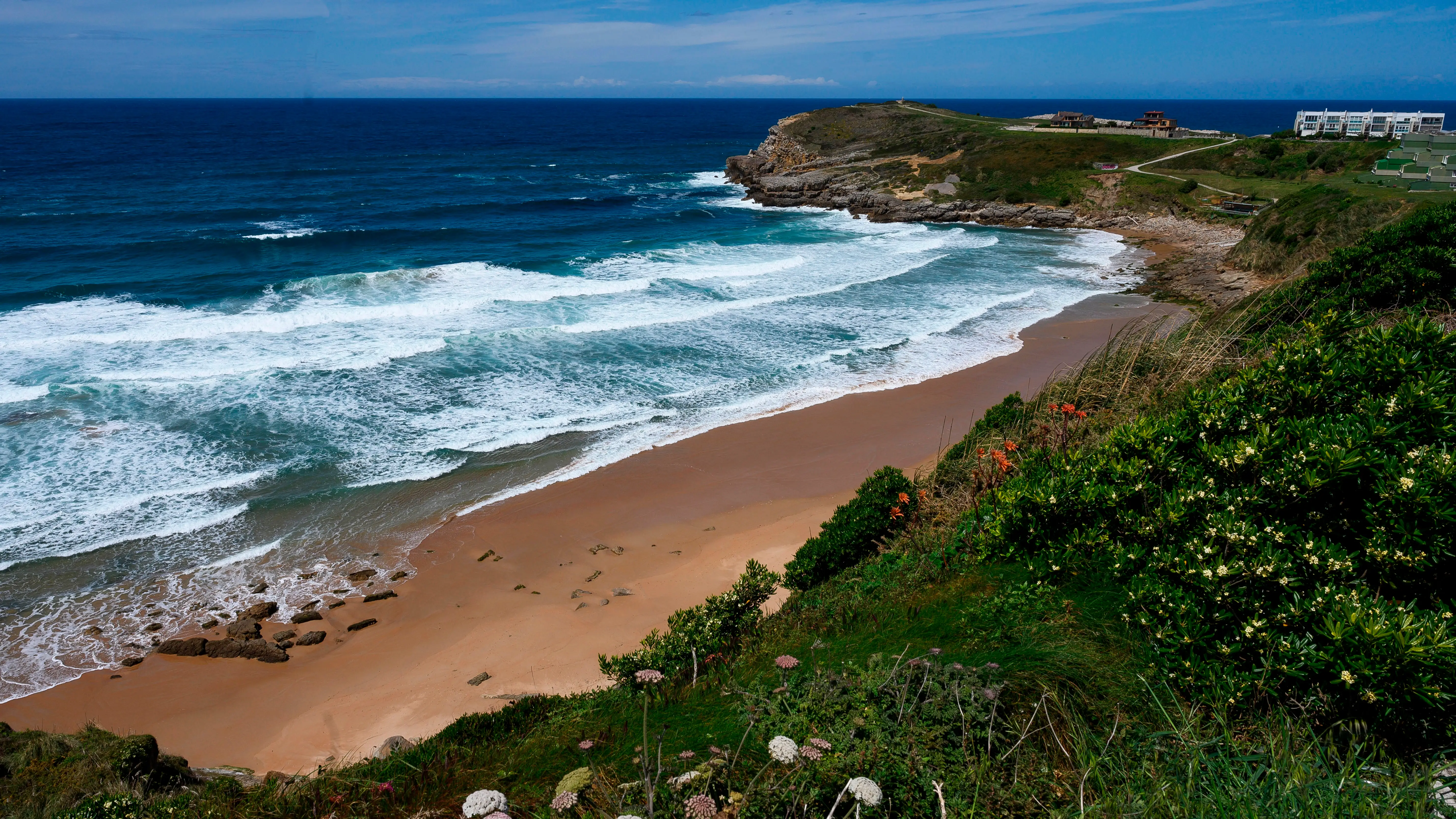 Vista de la playa de Los Locos en Suances, una de las once playas cántabras con bandera azul Vista de la playa de Los Locos en Suances, una de las once playas cántabras con bandera azul