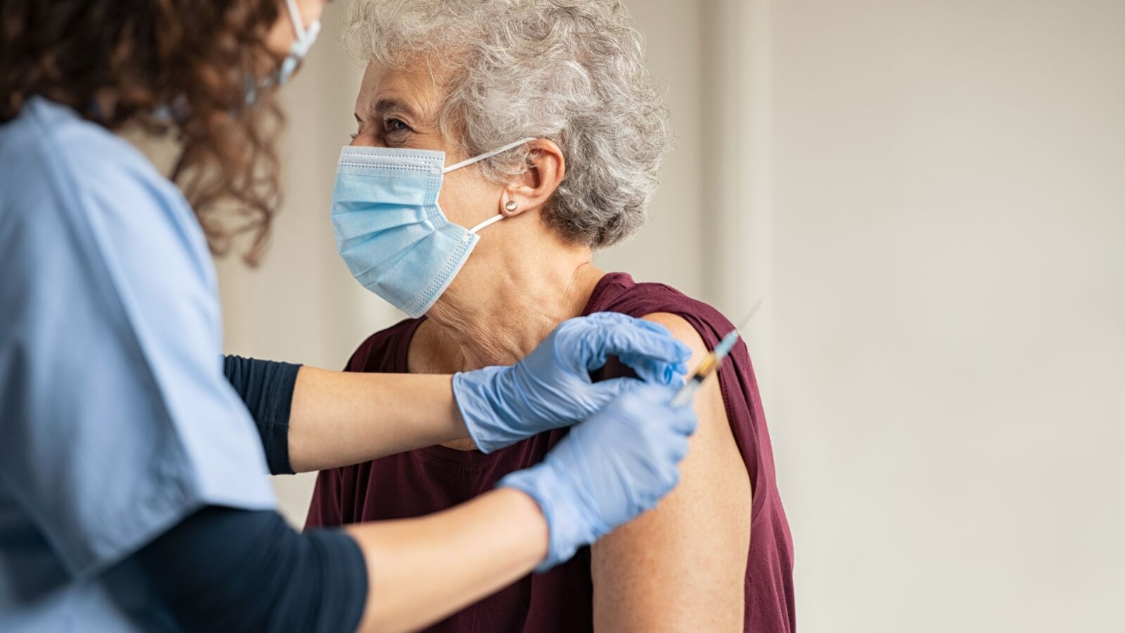 Los médicos recuerdan que la inmunización contra la COVID-19 tras vacunarse no es inmediata