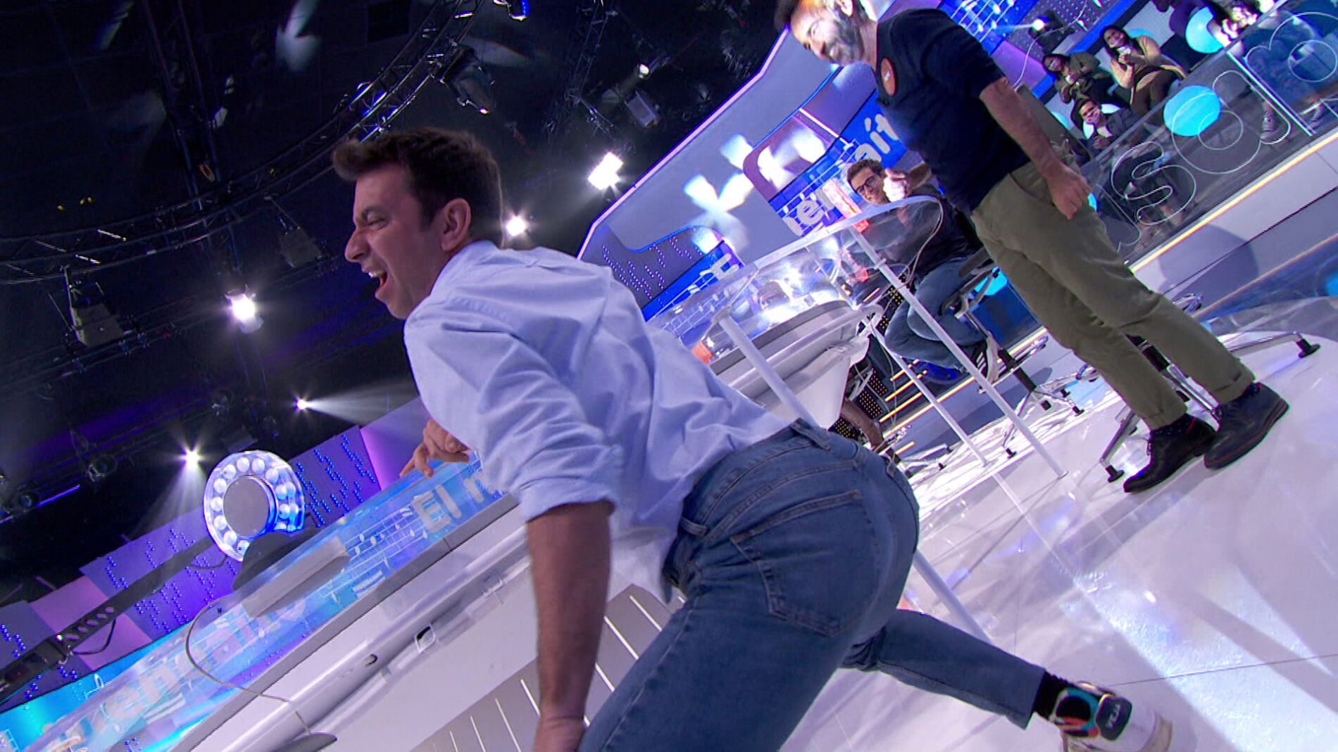 &lsquo;El menea&iacute;to&rsquo; de Arturo Valls y Roberto Leal desata la locura