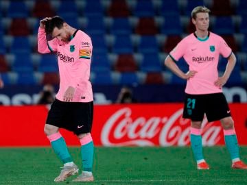 Messi y De Jong se lamentan tras un gol del Levante