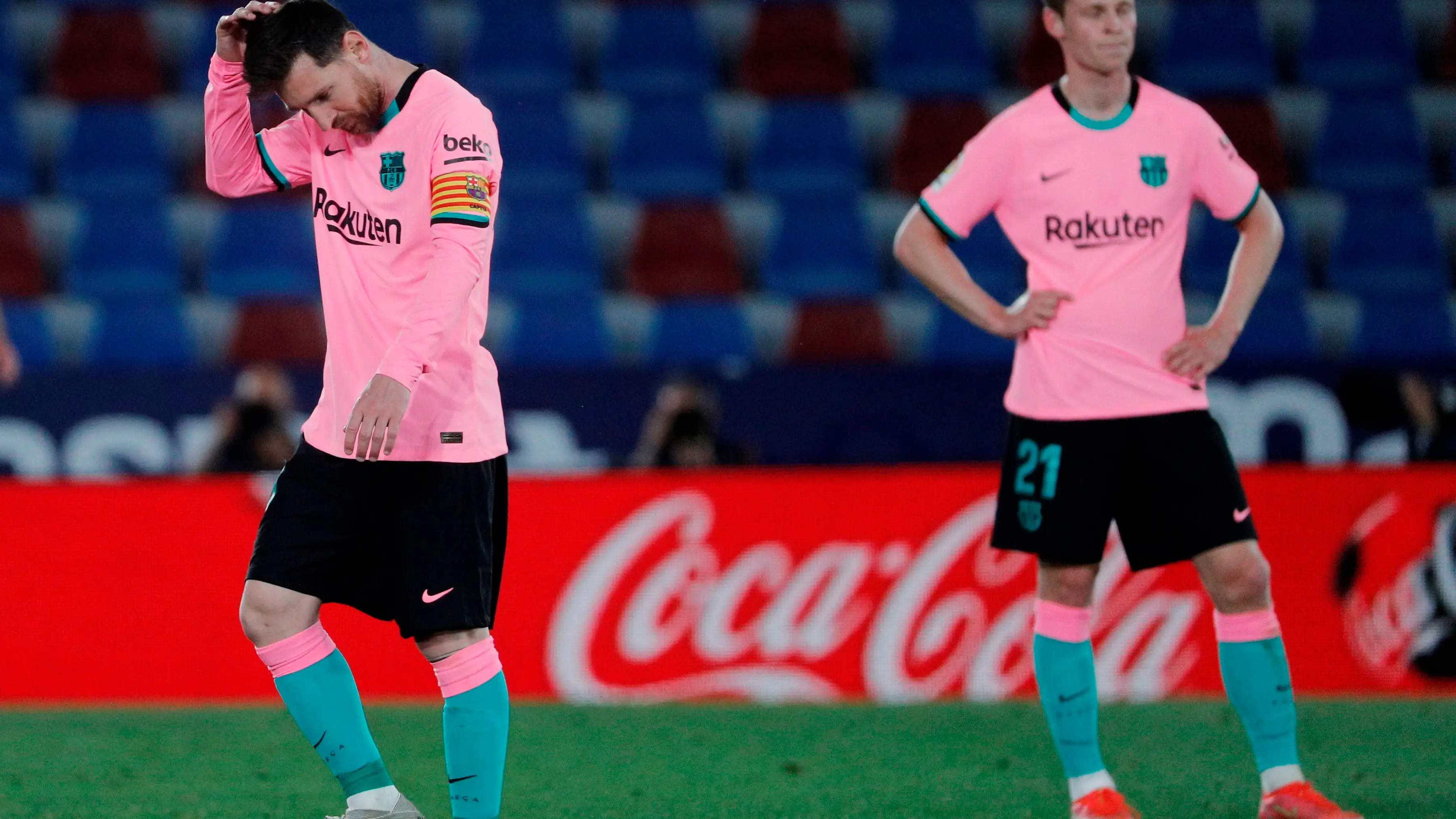 Messi y De Jong se lamentan tras un gol del Levante Messi y De Jong se lamentan tras un gol del Levante