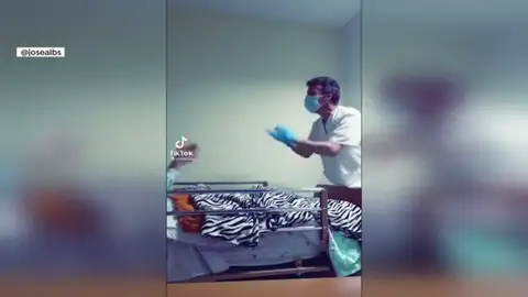 El auxiliar de enfermería que canta a los ancianos y arrasa en TikTok El auxiliar de enfermería que canta a los ancianos y arrasa en TikTok