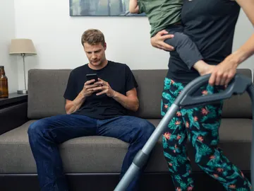 ¿Tu pareja acaba de irse de casa de sus padres para vivir contigo? Cuidado: quizás sea un hombre del que huir ¿Tu pareja acaba de irse de casa de sus padres para vivir contigo? Cuidado: quizás sea un hombre del que huir