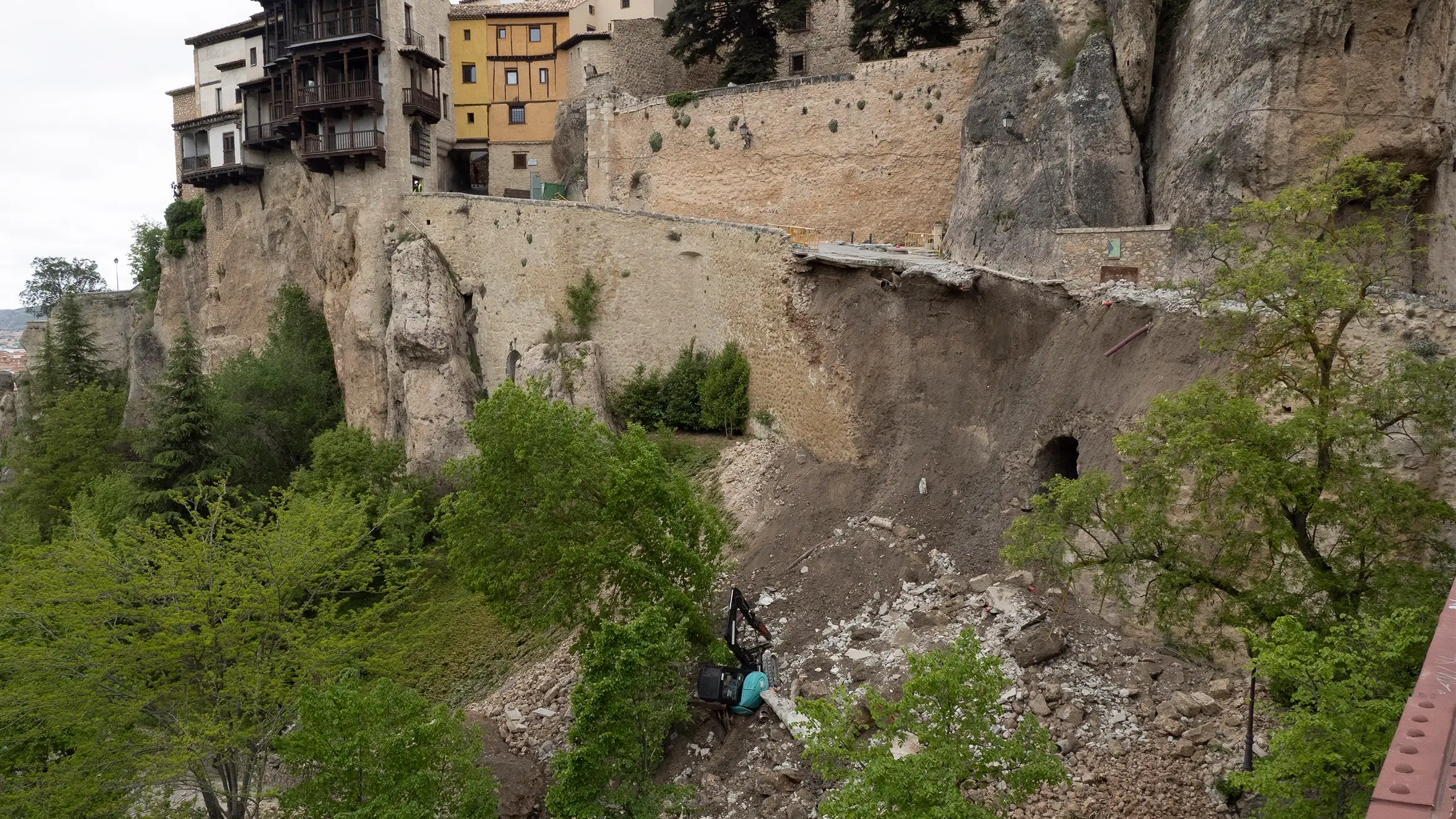 Derrumbe de parte del acceso peatonal al caso histórico de Cuenca Derrumbe de parte del acceso peatonal al caso histórico de Cuenca