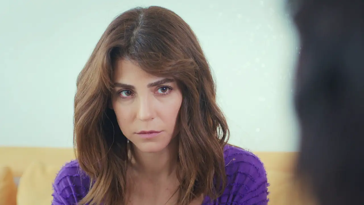 Ceyda acepta a robar a Fazilet... a espaldas de Bahar en 'Mujer'