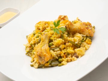 Arroz con pollo al horno, la receta "socorrida y fácil de hacer" de Karlos Arguiñano