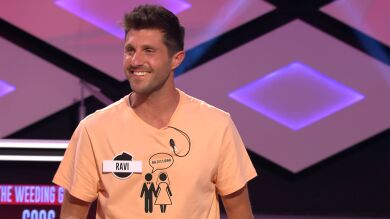 Ravi hace un chiste que nadie entiende: “Me has pillado en fuera de juego”