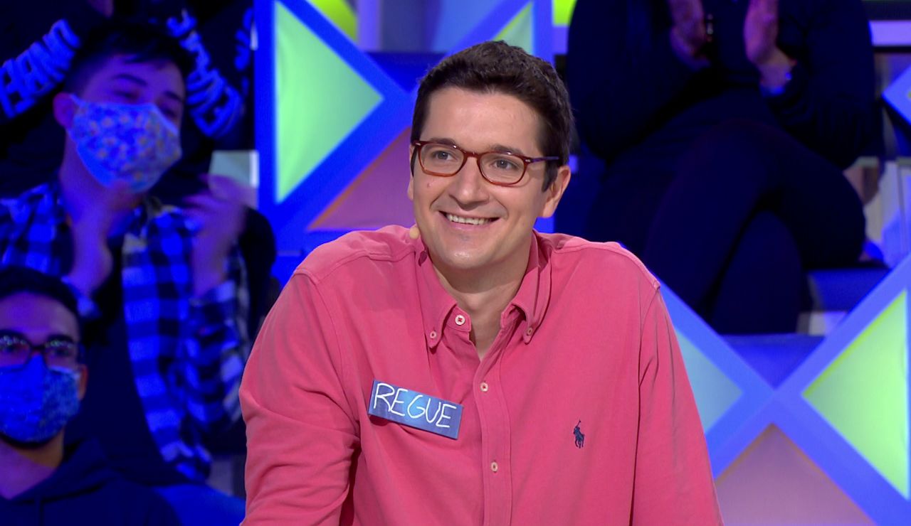 Regue elige la peor palabra posible en el panel del amor Regue elige la peor palabra posible en el panel del amor