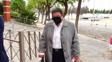 María del Monte recuerda a sus hermanos fallecidos por covid mientras le ponen la vacuna