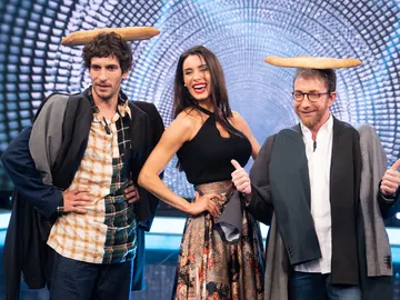 Chaquetas con mil mangas y el tocado pan, las tendencias de Pilar Rubio que conquistan a Quim Gutiérrez Chaquetas con mil mangas y el tocado pan, las tendencias de Pilar Rubio que conquistan a Quim Gutiérrez