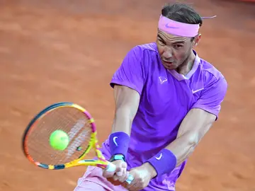 Rafa Nadal solventa un complicado debut en Roma ante Jannik Sinner Rafa Nadal solventa un complicado debut en Roma ante Jannik Sinner