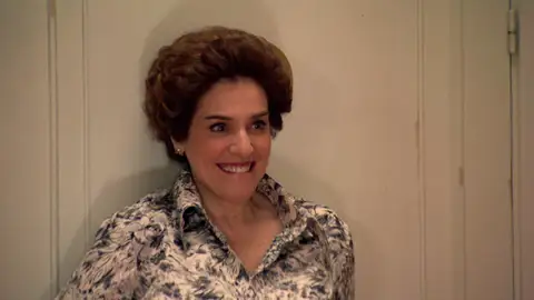 Benigna, entusiasmada ante la proposición de Eduardo Benigna, entusiasmada ante la proposición de Eduardo