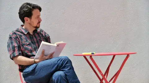 Pablo Iglesias se corta la coleta y renuncia a un ‘símbolo político’ con el cambio de look Pablo Iglesias se corta la coleta y renuncia a un ‘símbolo político’ con el cambio de look