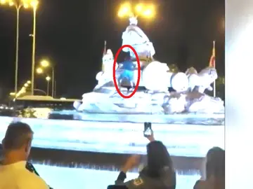 Un aficionado del Sporting de Portugal se cuela en Cibeles y le pone una bufanda del club luso a la diosa Un aficionado del Sporting de Portugal se cuela en Cibeles y le pone una bufanda del club luso a la diosa