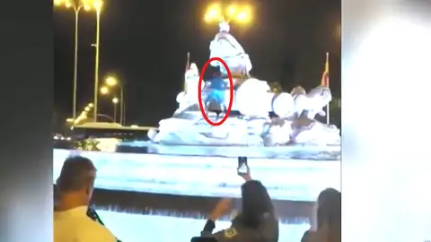 Un aficionado del Sporting de Portugal se cuela en Cibeles y le pone una bufanda del club luso a la diosa Un aficionado del Sporting de Portugal se cuela en Cibeles y le pone una bufanda del club luso a la diosa