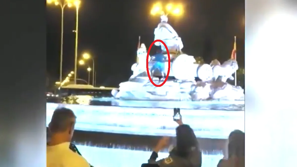 Un aficionado del Sporting de Portugal se cuela en Cibeles y le pone una bufanda del club luso a la diosa