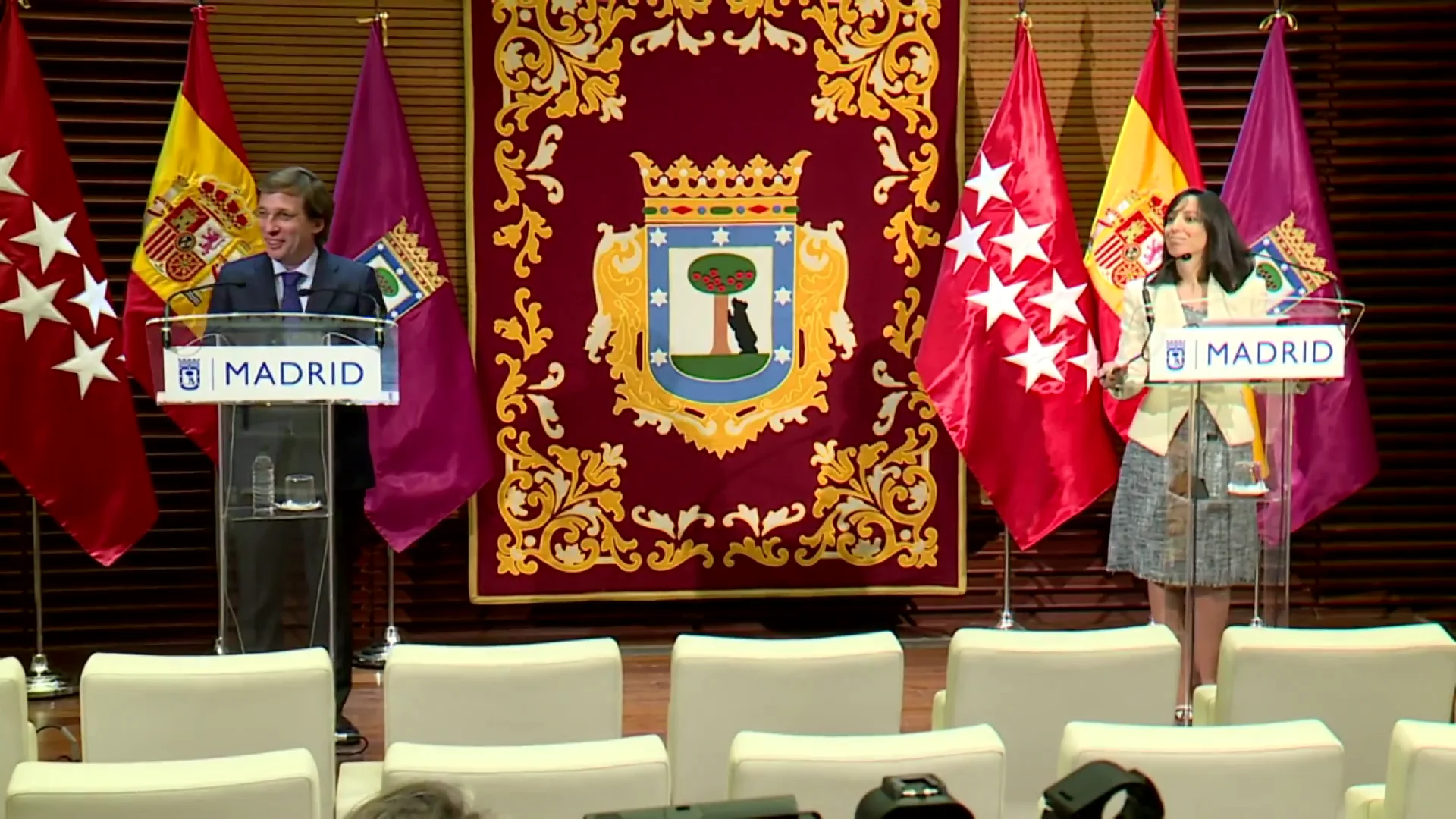 Martínez-Almeida y Mercedes González protagonizan un nuevo capítulo del enfrentamiento entre el Gobierno y la Comunidad de Madrid Martínez-Almeida y Mercedes González protagonizan un nuevo capítulo del enfrentamiento entre el Gobierno y la Comunidad de Madrid