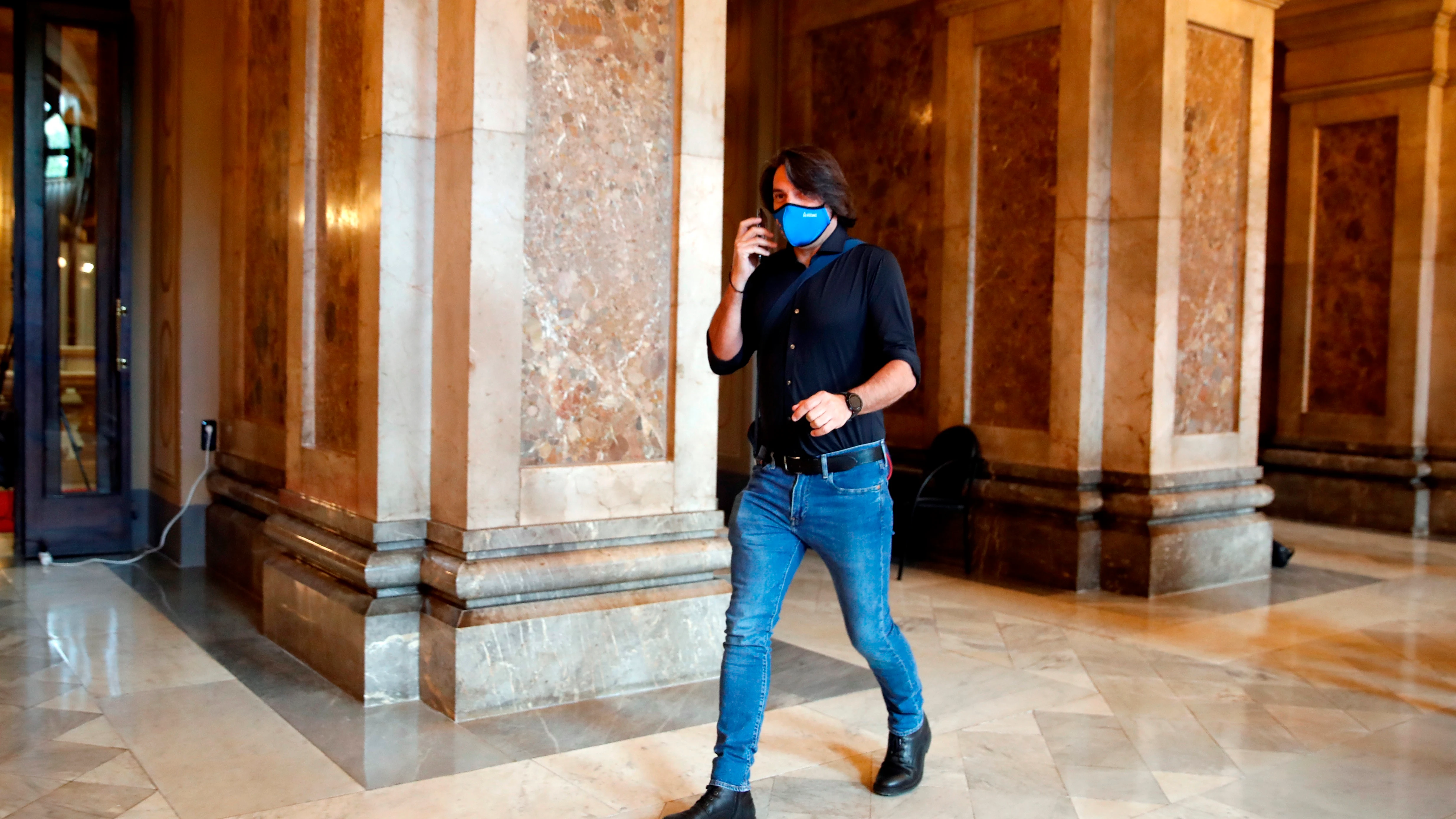 Francesc de Dalmases, de JxCat, en los pasillos del Parlament
