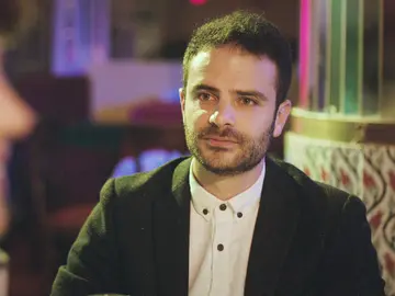 ¡Surge la chipa del amor! Raif, enamorado de Ceyda durante una inesperada cena en pareja ¡Surge la chipa del amor! Raif, enamorado de Ceyda durante una inesperada cena en pareja