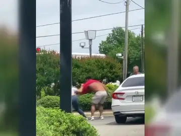 Pelea en una gasolinera en EEUU mientras crece el miedo a la falta de combustible Pelea en una gasolinera en EEUU mientras crece el miedo a la falta de combustible
