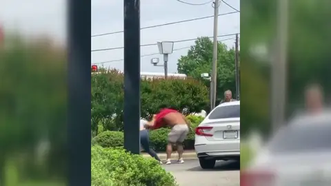 Pelea en una gasolinera en EEUU mientras crece el miedo a la falta de combustible Pelea en una gasolinera en EEUU mientras crece el miedo a la falta de combustible