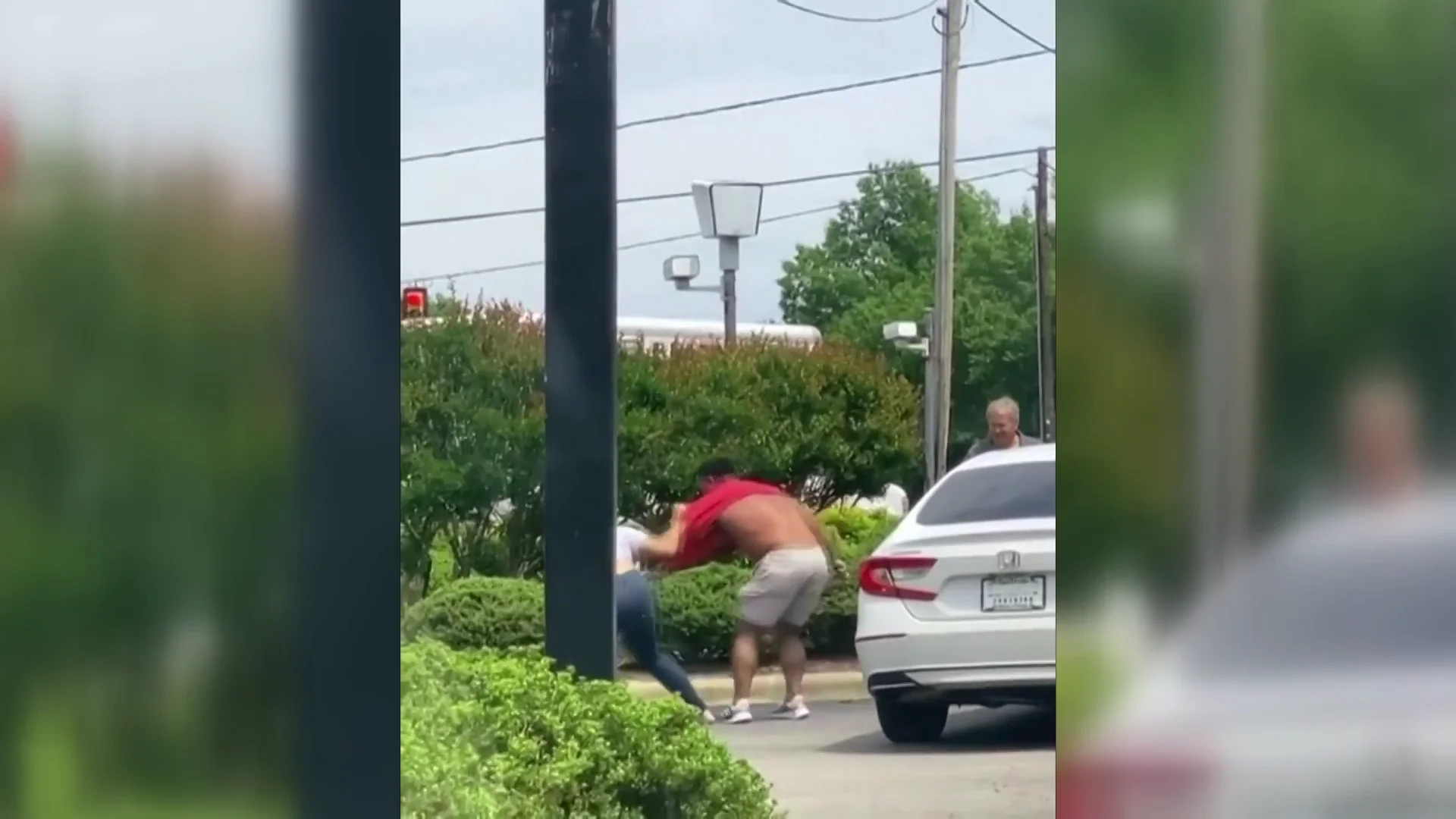 Pelea en una gasolinera en EEUU mientras crece el miedo a la falta de combustible Pelea en una gasolinera en EEUU mientras crece el miedo a la falta de combustible