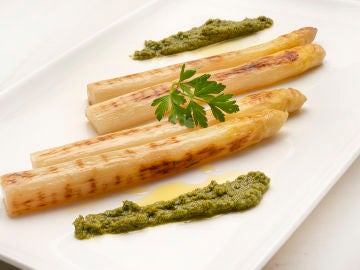 Receta de espárragos a la plancha con pesto, de Karlos Arguiñano