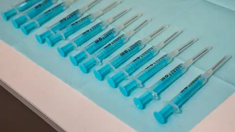 Noticias de la mañana (13-05-21) Combinar 2 vacunas aumentaría las reacciones adversas leves y moderadas, según un estudio de The Lancet Noticias de la mañana (13-05-21) Combinar 2 vacunas aumentaría las reacciones adversas leves y moderadas, según un estudio de The Lancet