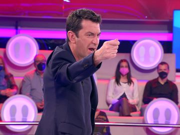 La genial improvisación de Arturo Valls ante un árbitro rapero en ‘¡Ahora caigo!’