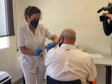 Seat comienza a vacunar del coronavirus a los mayores de 50 años en su fábrica de Martorell Seat comienza a vacunar del coronavirus a los mayores de 50 años en su fábrica de Martorell