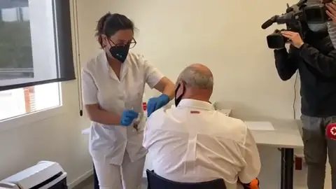 Seat comienza a vacunar del coronavirus a los mayores de 50 años en su fábrica de Martorell Seat comienza a vacunar del coronavirus a los mayores de 50 años en su fábrica de Martorell