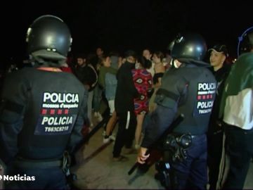Un detenido y casi 3.500 desalojados en botellones y aglomeraciones en Barcelona